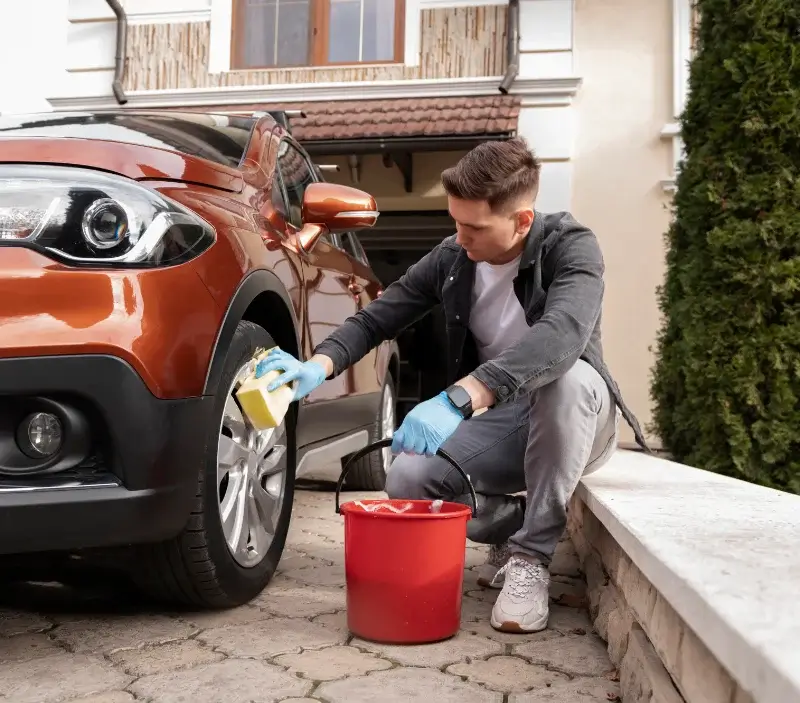 Lavage auto à domicile Les Clefs : professionnel intervenant sur un véhicule